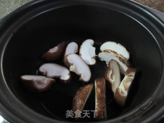 花菜干贝烧蛋饺煲步骤3