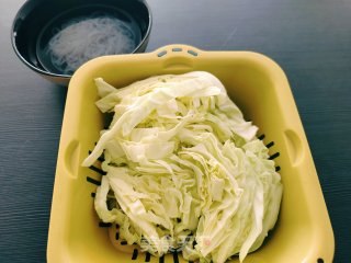 不坨不沾锅的包菜炒粉条，超级简单下饭步骤2