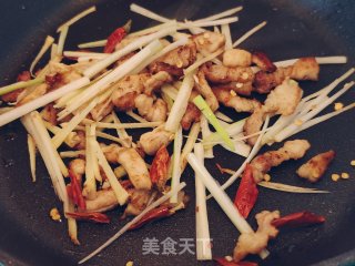 不坨不沾锅的包菜炒粉条，超级简单下饭步骤3
