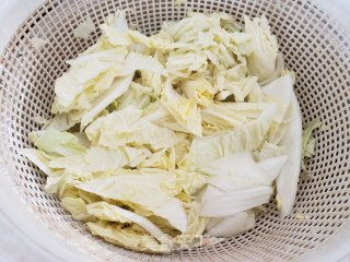 红萝卜白菜炖丸子步骤1