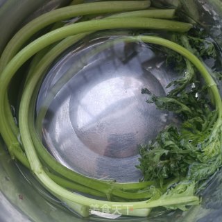 水炒鸡肝茼蒿步骤1