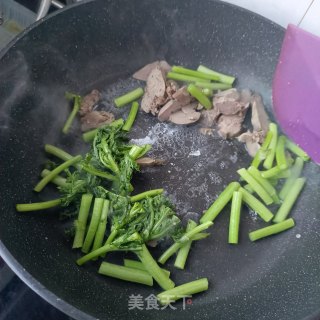水炒鸡肝茼蒿步骤5