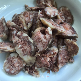 洋葱青椒炒腊肠步骤1