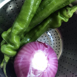 洋葱青椒炒腊肠步骤2