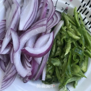 洋葱青椒炒腊肠步骤3