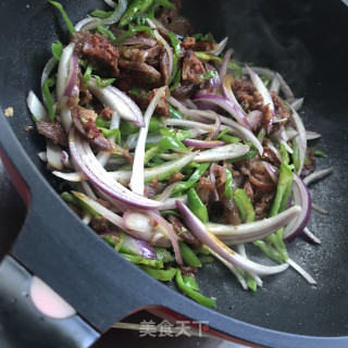洋葱青椒炒腊肠步骤6