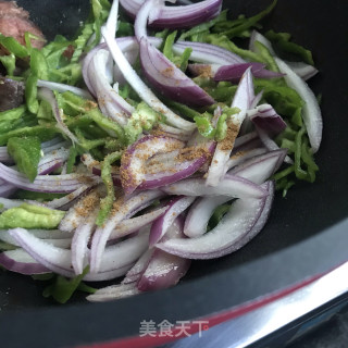 洋葱青椒炒腊肠步骤5