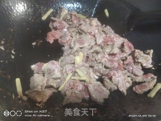 青椒西红柿炒牛肉步骤2 青椒西红柿炒牛肉步骤2