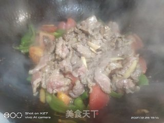 青椒西红柿炒牛肉步骤4 青椒西红柿炒牛肉步骤4