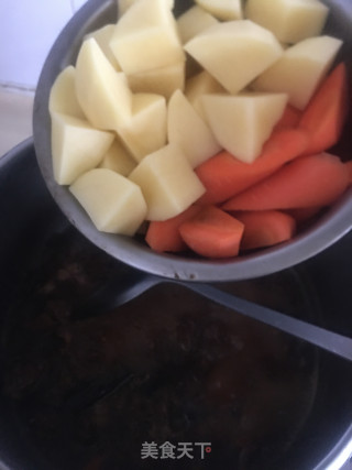 土豆胡萝卜焖牛肉步骤8