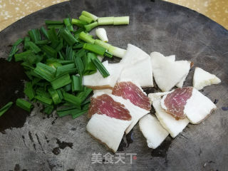 腊肉蒜苗炒花菜步骤2