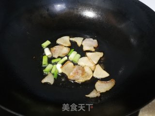 腊肉蒜苗炒花菜步骤3
