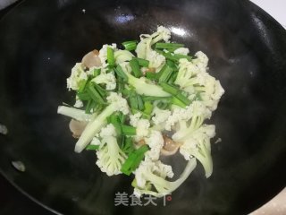腊肉蒜苗炒花菜步骤6