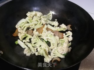 腊肉蒜苗炒花菜步骤4