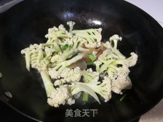 腊肉蒜苗炒花菜步骤5