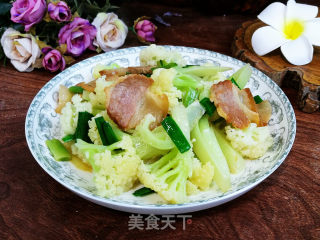 腊肉蒜苗炒花菜步骤7