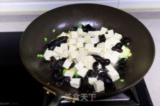 鸡蛋炒木耳豆腐步骤5