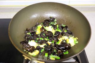 鸡蛋炒木耳豆腐步骤4
