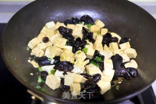 鸡蛋炒木耳豆腐步骤6
