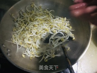 绿豆芽炒韭菜步骤4