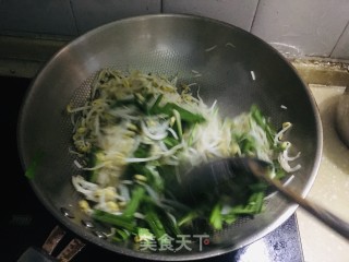 绿豆芽炒韭菜步骤5