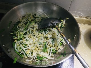 绿豆芽炒韭菜步骤7