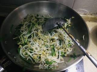 绿豆芽炒韭菜步骤6