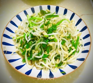 绿豆芽炒韭菜步骤8