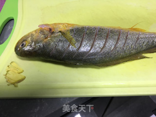 酸菜烧黄花鱼步骤1 酸菜烧黄花鱼步骤1