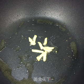 酸菜烧黄花鱼步骤3 酸菜烧黄花鱼步骤3