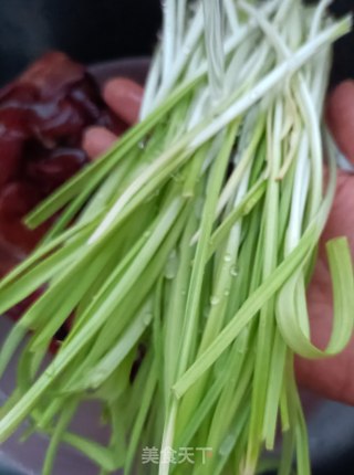 蒜黄炒护心肉步骤2