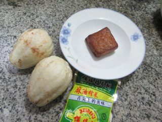 榨菜丝香干炒白佛手瓜步骤1