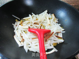 榨菜丝香干炒白佛手瓜步骤5