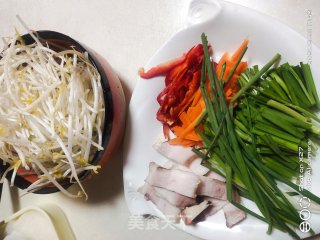 韭菜肉片炒豆芽步骤1
