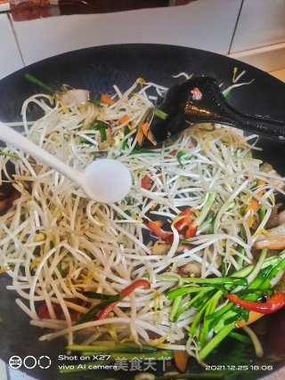 韭菜肉片炒豆芽步骤5