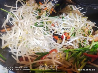韭菜肉片炒豆芽步骤4