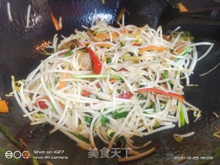 韭菜肉片炒豆芽步骤6