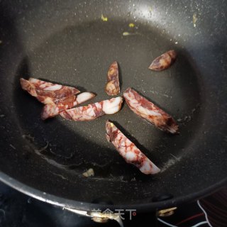 “腊味”辣肠大虾炒芸豆步骤6
