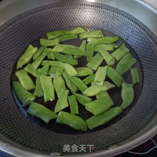 “腊味”辣肠大虾炒芸豆步骤4