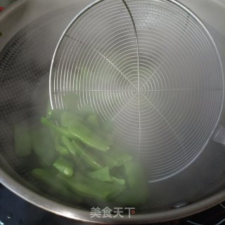 “腊味”辣肠大虾炒芸豆步骤5