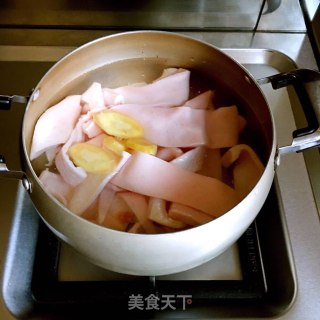 老干妈炒猪皮步骤1 老干妈炒猪皮步骤1