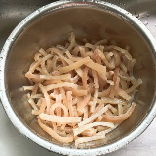 老干妈炒猪皮步骤2 老干妈炒猪皮步骤2