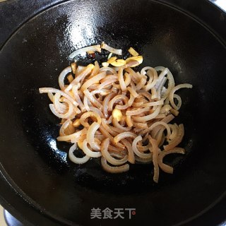 老干妈炒猪皮步骤5 老干妈炒猪皮步骤5