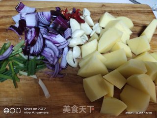 土豆洋葱焖鸡步骤1 土豆洋葱焖鸡步骤1