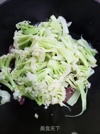 有机菜花炒腊肠步骤7 有机菜花炒腊肠步骤7