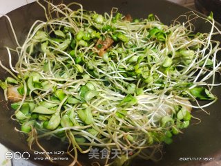 油堆炒黑豆芽步骤3