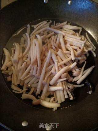 白玉菇番茄炒鸡蛋步骤6