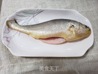 腊肉蒸黄鱼步骤1