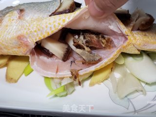 腊肉蒸黄鱼步骤4
