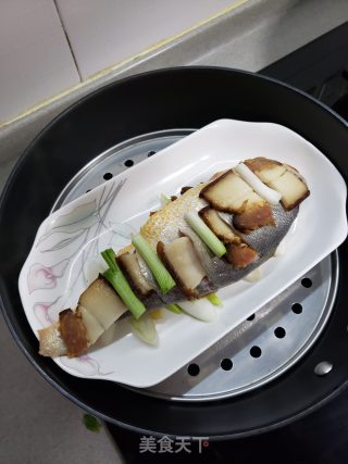腊肉蒸黄鱼步骤6